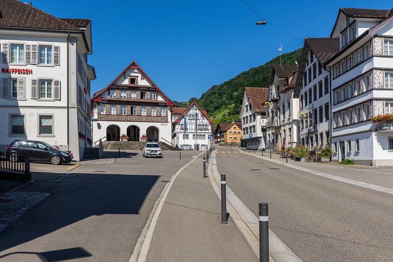 Zentral. Sichtbar. Mit Aussenfläche möglich. (4)