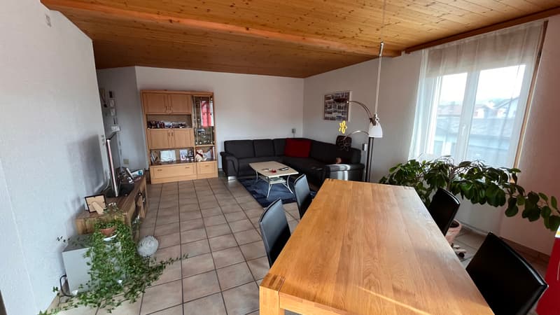 Schöne 7.5 Zimmer Dachwohnung in Heitenried zu vermieten (1)