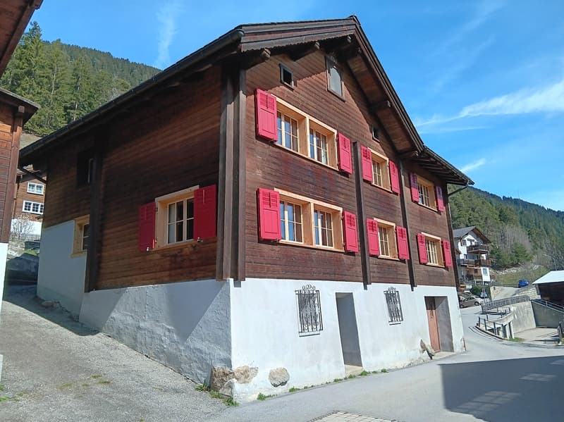 Bündner-Chalet mit 2 Maisonette-Wohnungen. (1)