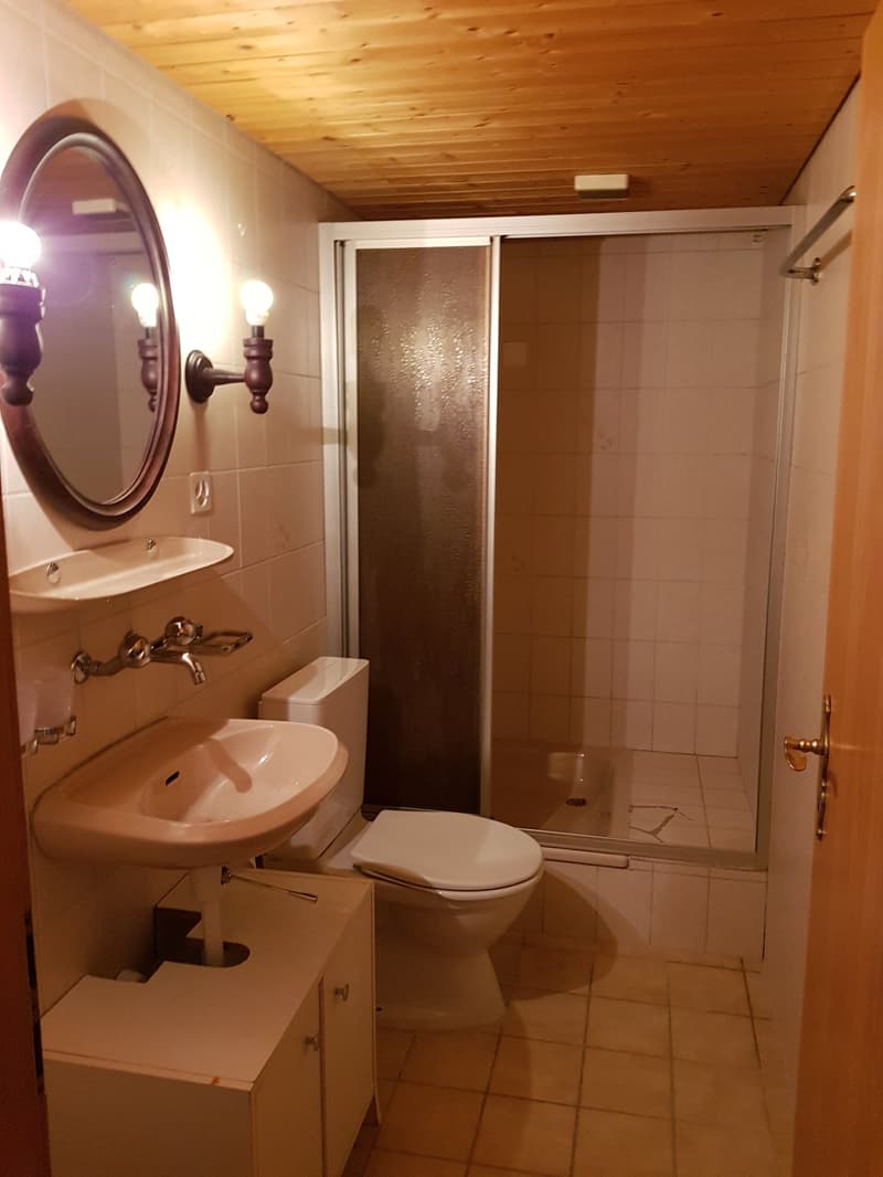 Zimmer mit Dusche/WC und Zugang zu Gemeinschaftsküche (5)