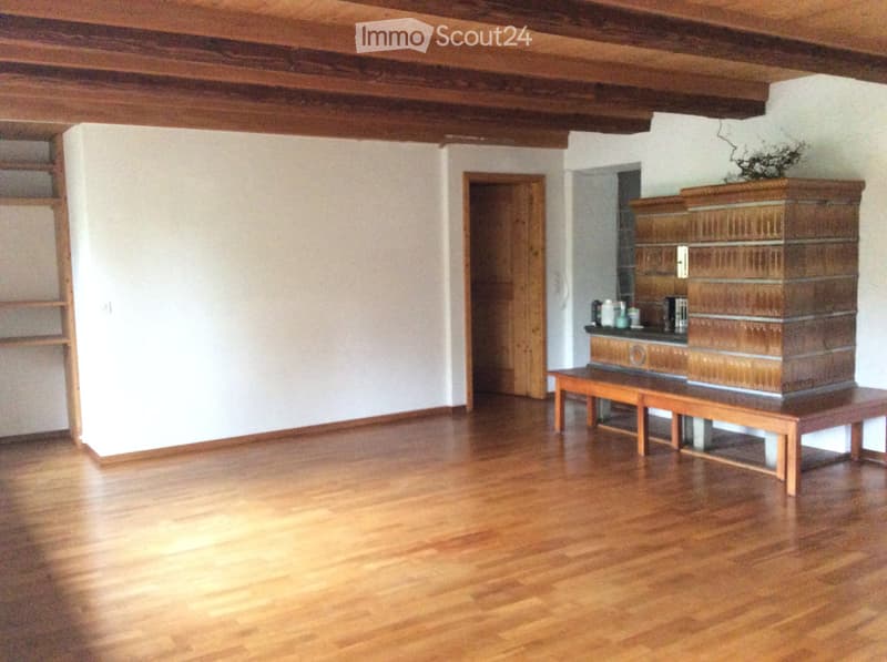 Grand appartement de trois pièces avec poêle en faïence (4)