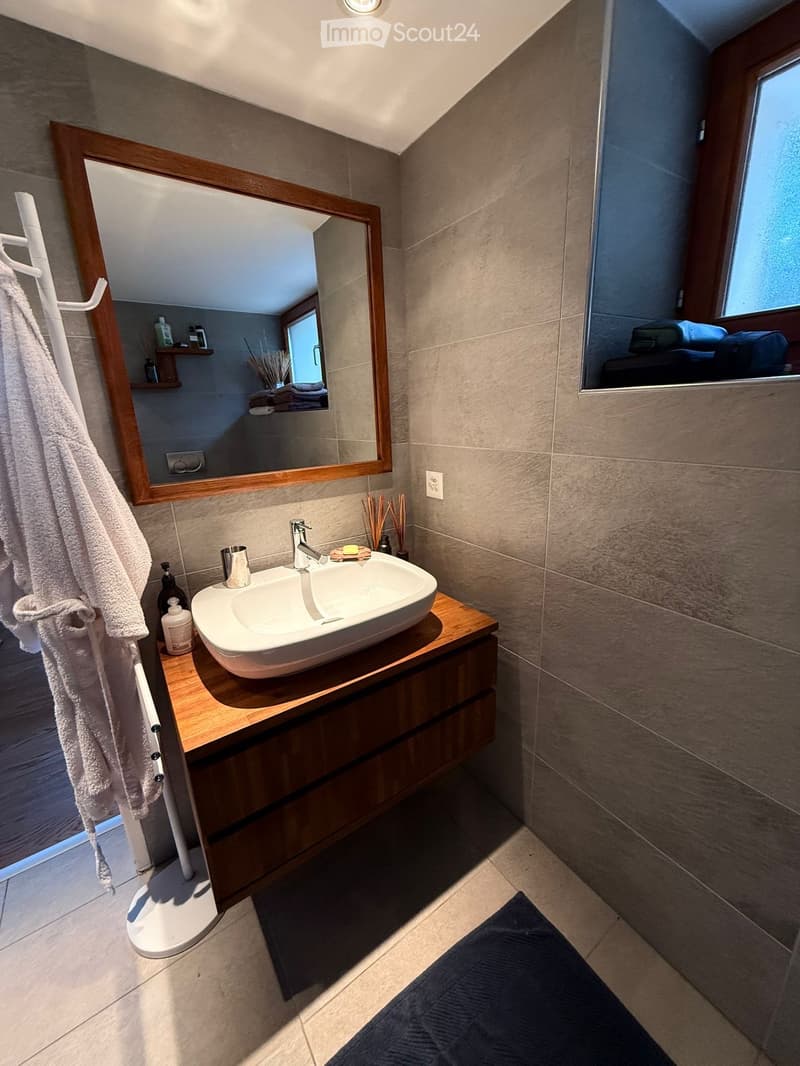 Monolocale + cuisine et salle de bain complètement meublés. (5)
