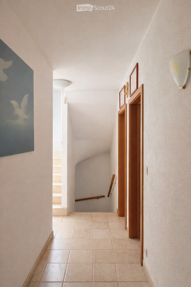 Villa unifamiliare con ampio giardino, a Rancate (4)