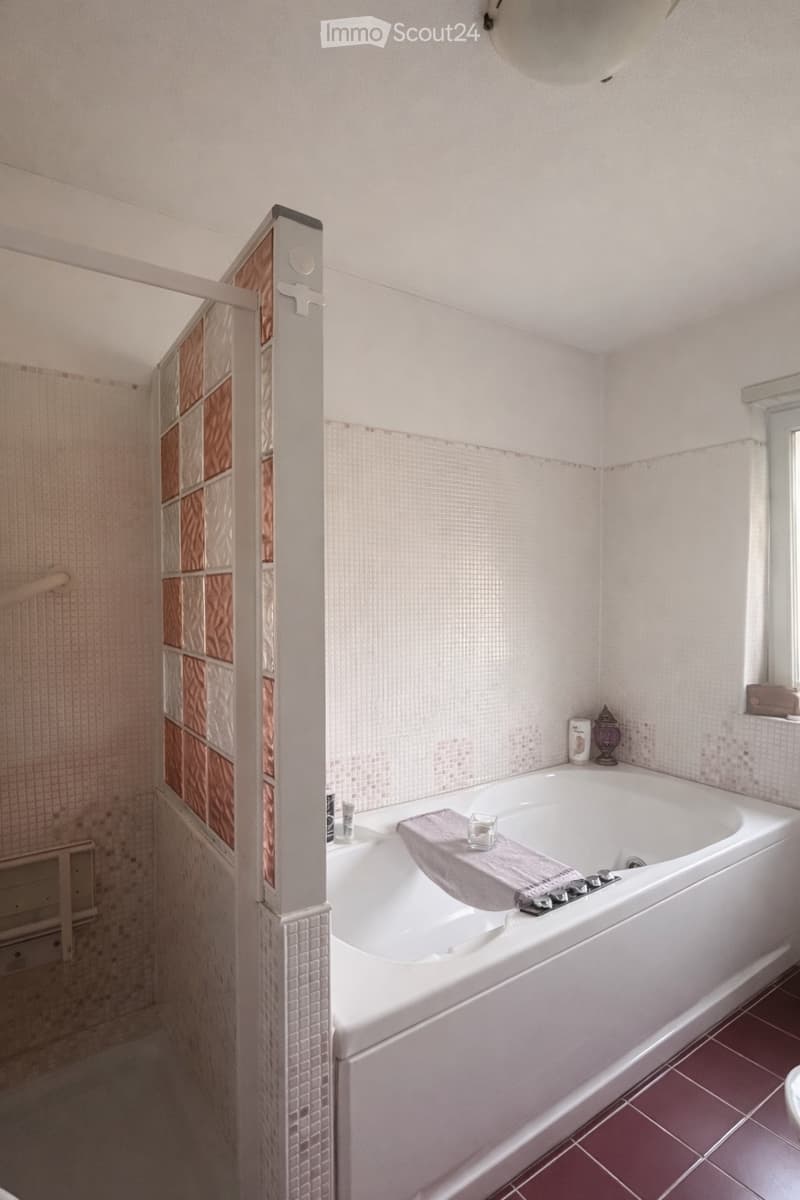 Villa unifamiliare con ampio giardino, a Rancate (3)