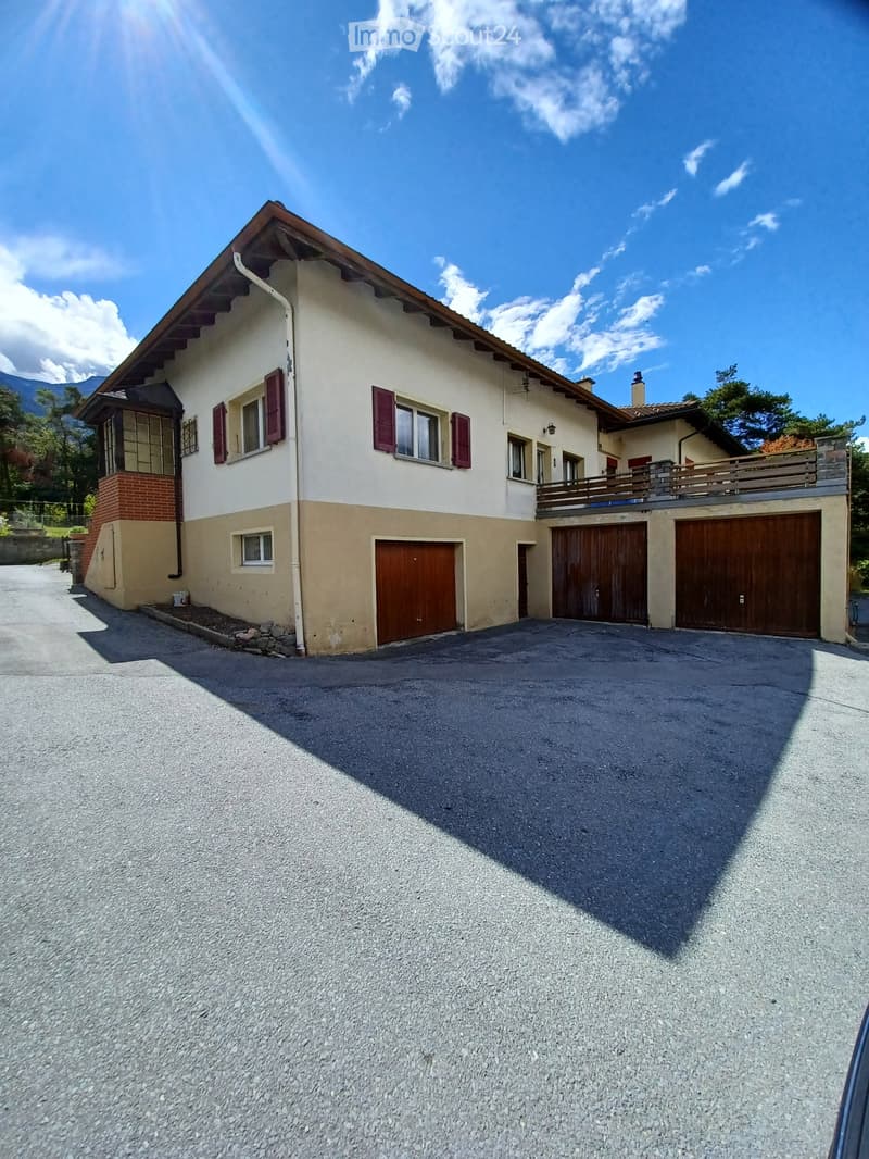 Casa con 3 garage (3)