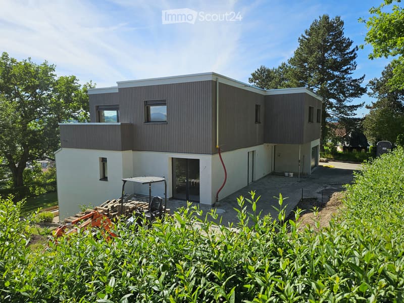 Premier location : appartement 4,5 pièces avec vue panoramique & espace de séjour (2)