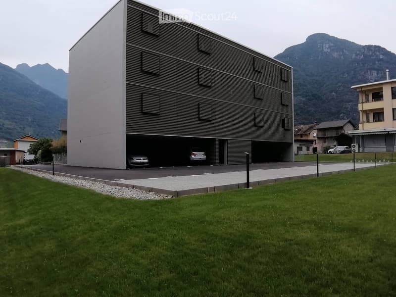 Moderne 2.5-Zimmer-Wohnung mit bewohnbarer Terrasse (1)