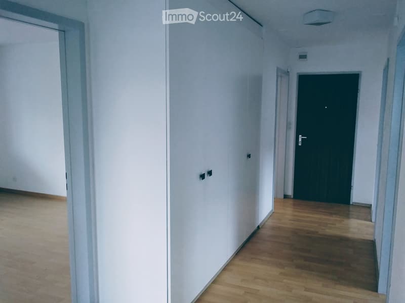 Bright, quiet apartment with large balcony in prime location (2)