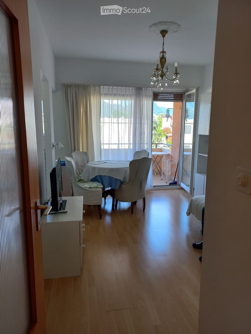 Einzimmerwohnung mit Möbeln und Swimmingpool (2)