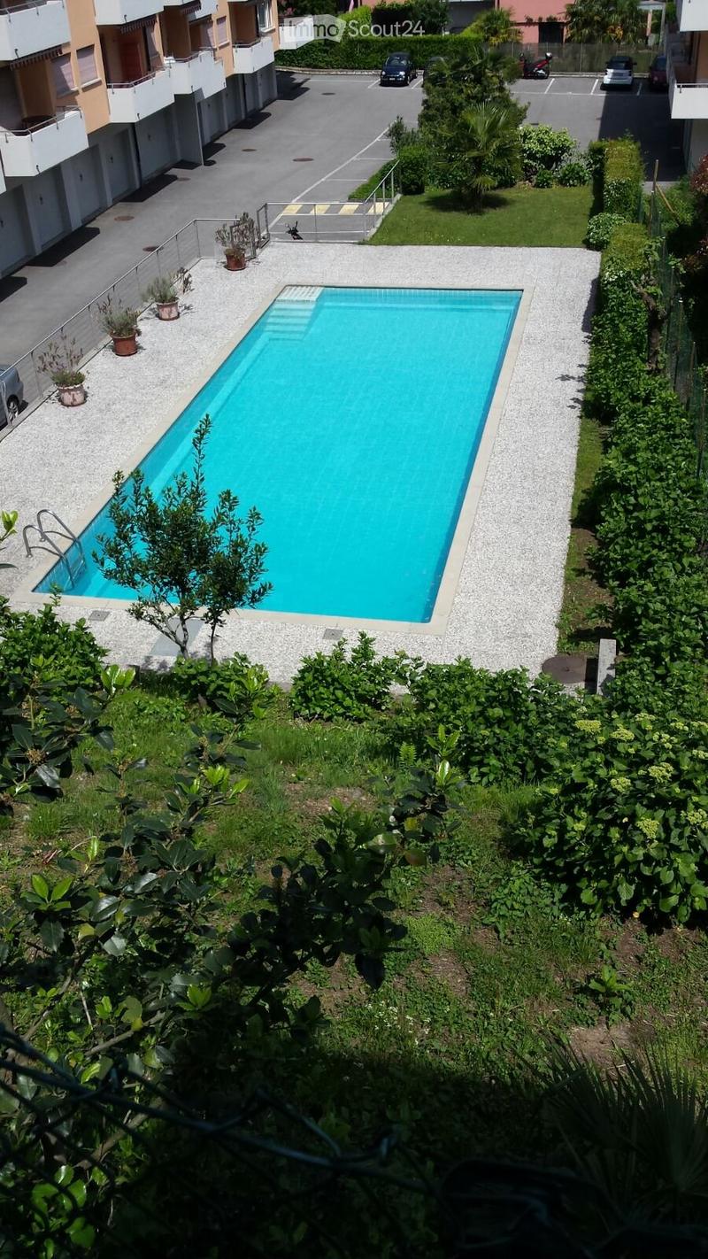 Einzimmerwohnung mit Möbeln und Swimmingpool (1)