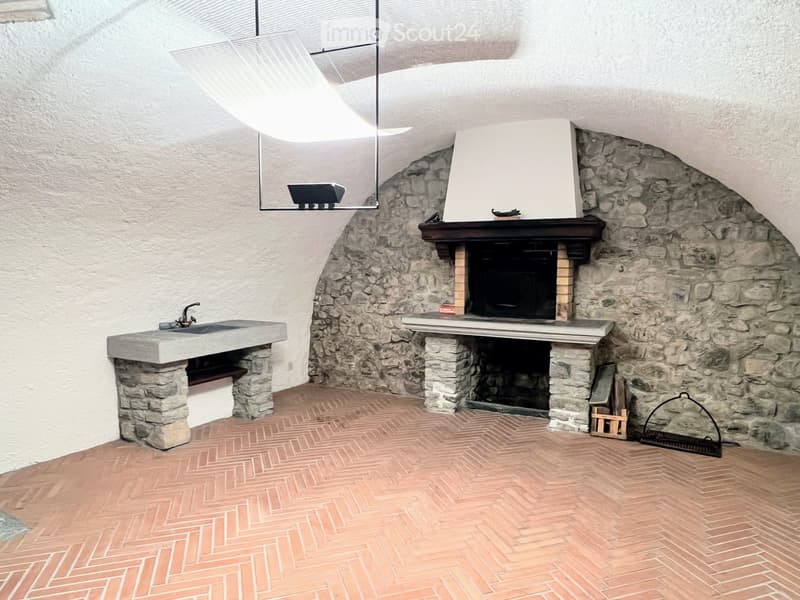 Charakteristisches Haus im Kern von Albonago mit 5 Zimmern (2)