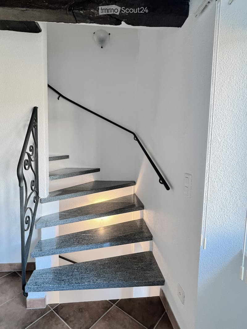 Charakteristisches Haus im Kern von Albonago mit 5 Zimmern (4)