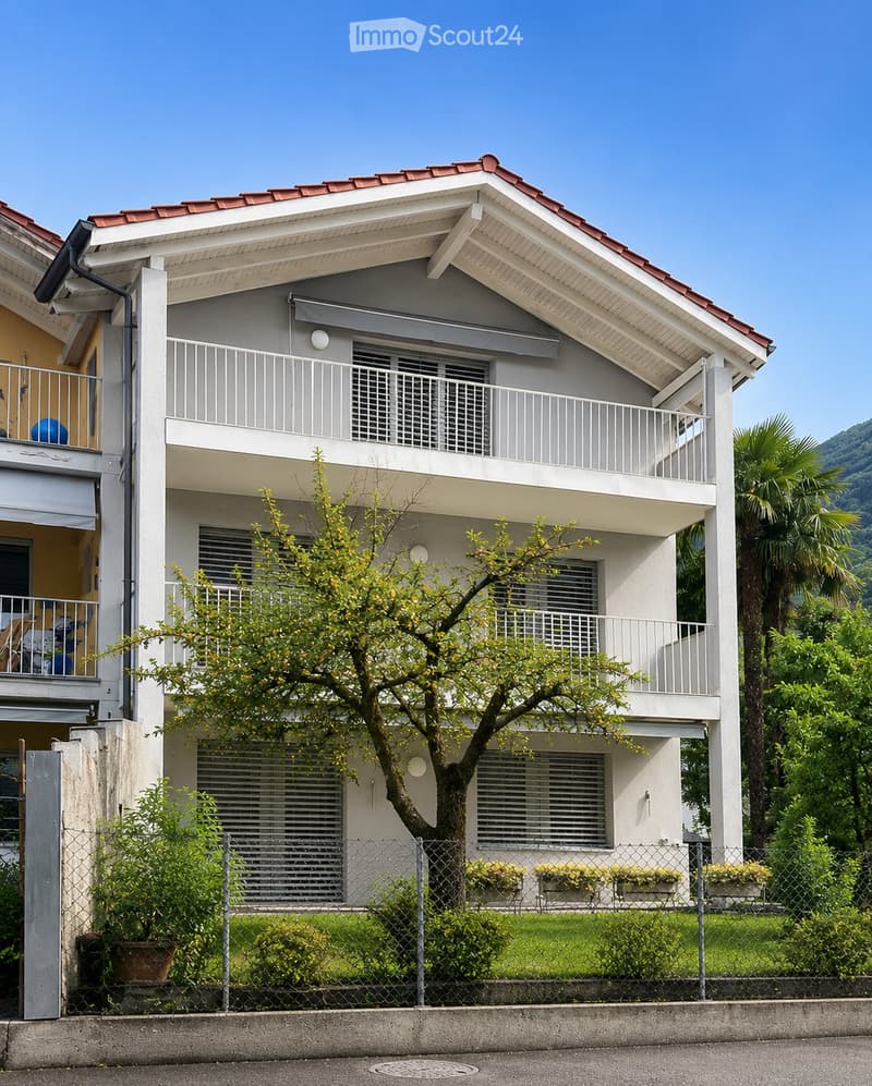 LOSONE CASA UNIFAMILIARE CON GIARDINO, CAMINO E 4 POSTEGGI (1)