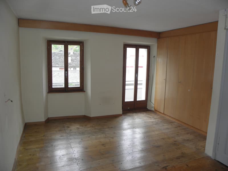 Haus im Zentrum von Mesocco mit Garage, Parkplatz, Garten. (13)