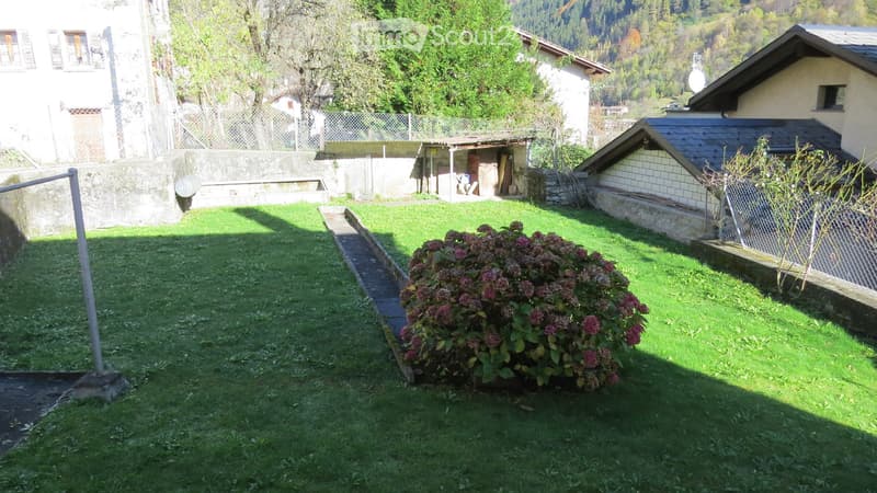 Haus im Zentrum von Mesocco mit Garage, Parkplatz, Garten. (2)