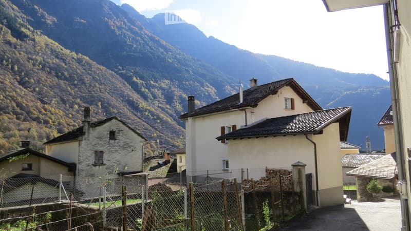 Haus im Zentrum von Mesocco mit Garage, Parkplatz, Garten. (3)