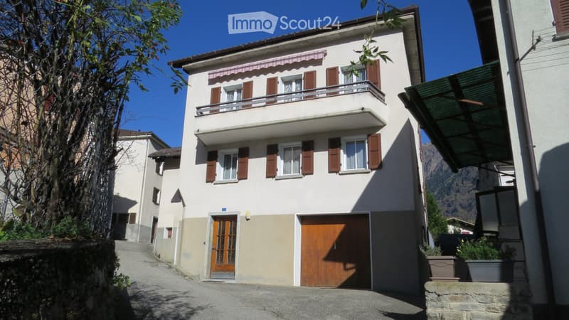 Haus im Zentrum von Mesocco mit Garage, Parkplatz, Garten. (1)