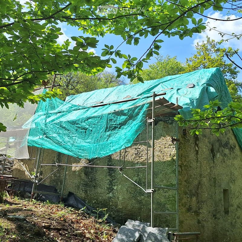 Rustikales Landhaus, eingebettet in die Natur, mit genehmigtem Projekt (2)
