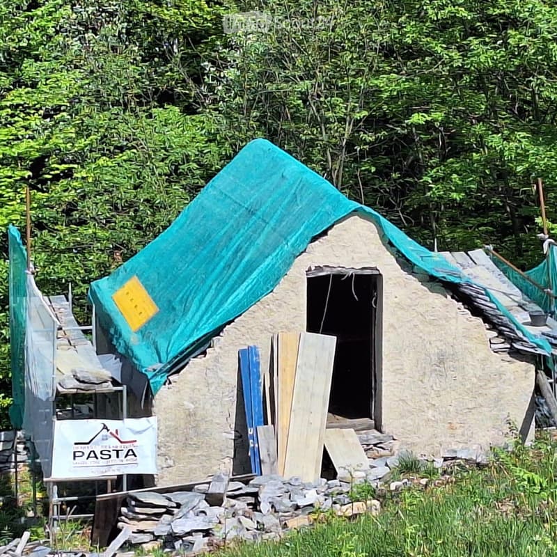 Rustikales Landhaus, eingebettet in die Natur, mit genehmigtem Projekt (1)