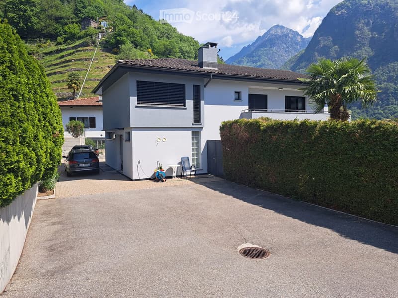 Vendesi ampia casa unifamiliare in zona intima a Grono (2)