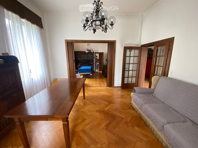 Elegante casa unifamiliare con parcheggi e giardino (3)