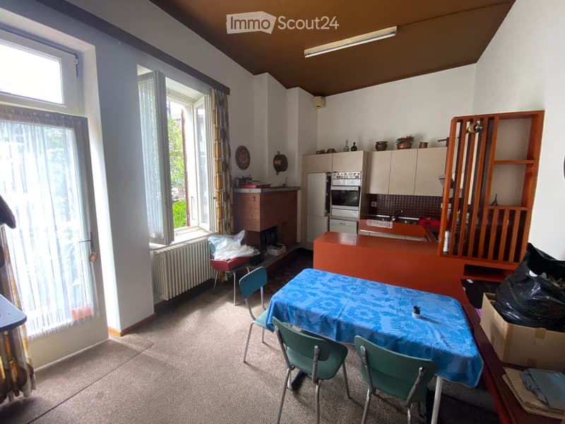 Elegante casa unifamiliare con parcheggi e giardino (4)