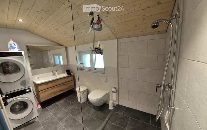 Flatmate wanted as a weekly boarder!! (5)