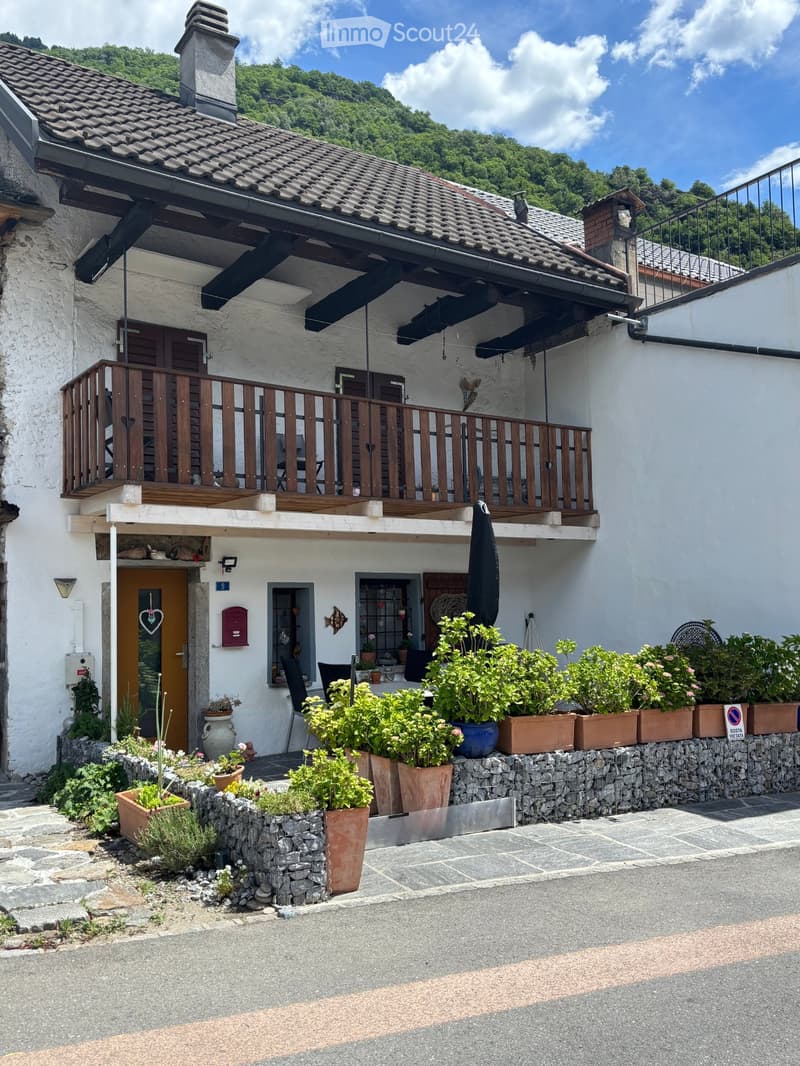 "Charmantes TI-Haus mit Priv.Parkpl. Claro Bellinzona TI". (3)