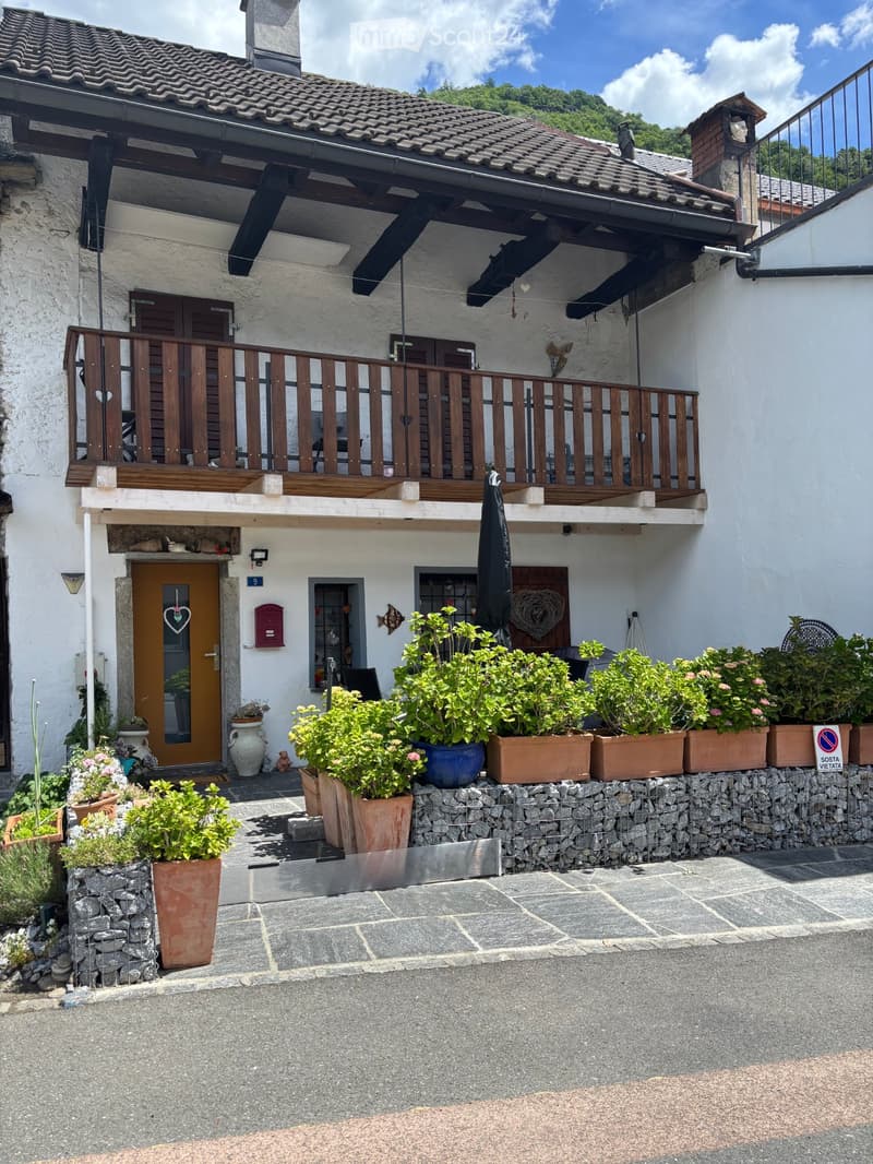 "Charmantes TI-Haus mit Priv.Parkpl. Claro Bellinzona TI". (1)