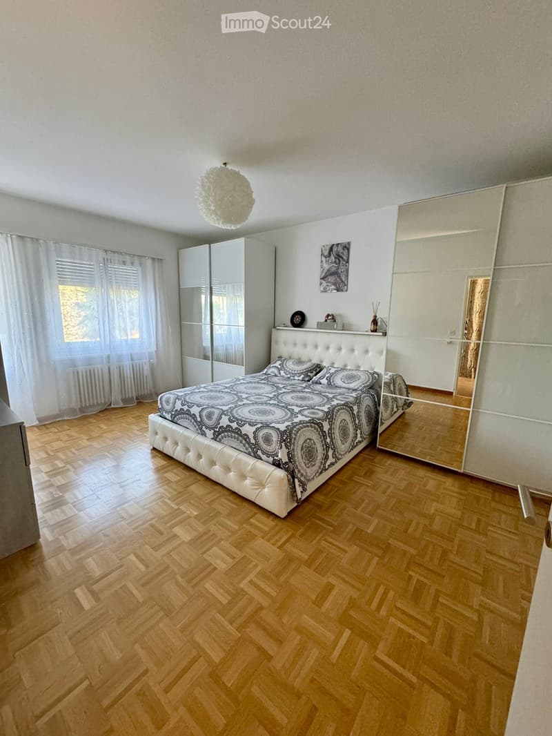 Geräumige 4.5-Zimmer-Wohnung mit Schwimmbad und Terrasse (2)