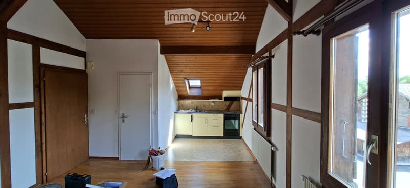 Disponibile da subito 2,5 locali appartamento mansardato, molto legno, tranquillo, vicino all'ospedale. (2)