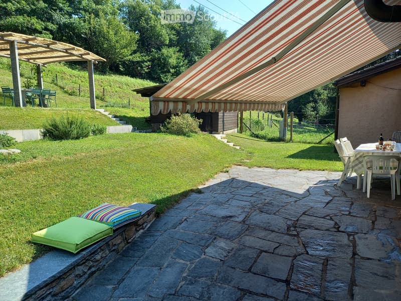 Belle maison rustique immergée dans le vert (3)