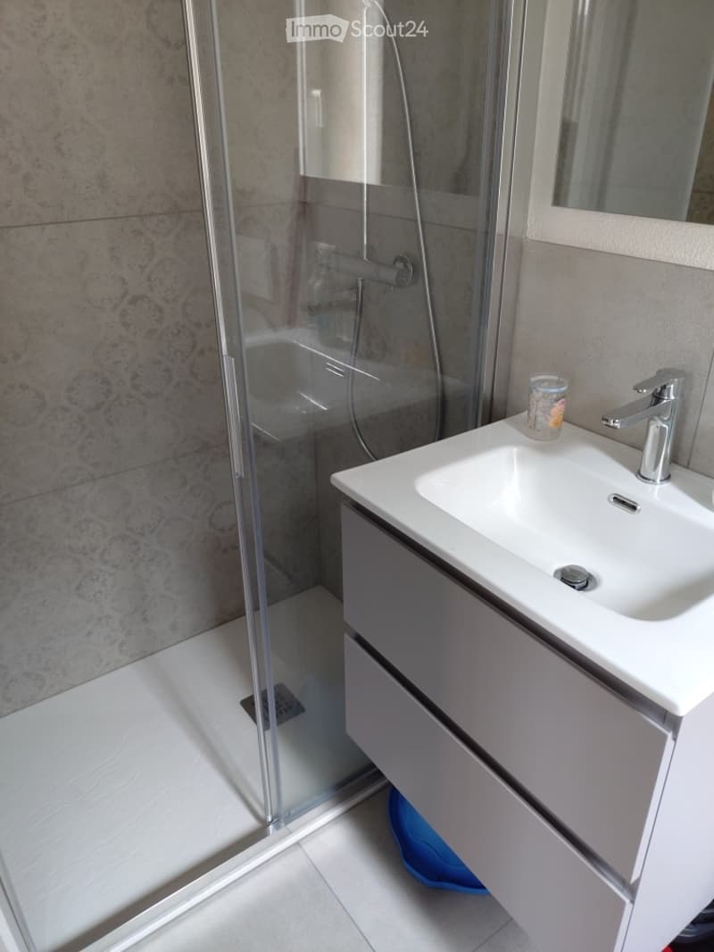 I'm looking for a sublessee for a fully furnished studio apartment (5)
