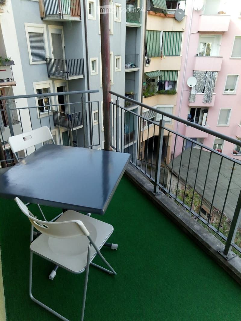 Camera ammobiliata in condivisione con balcone disponibile immediatamente (3)