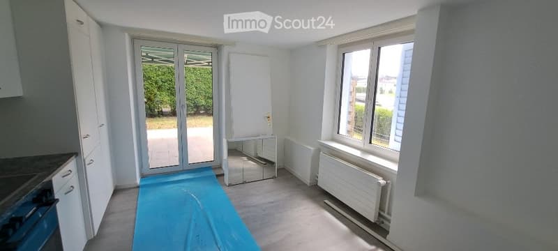 Casa angolare soleggiata con area di seduta coperta e prato (4)