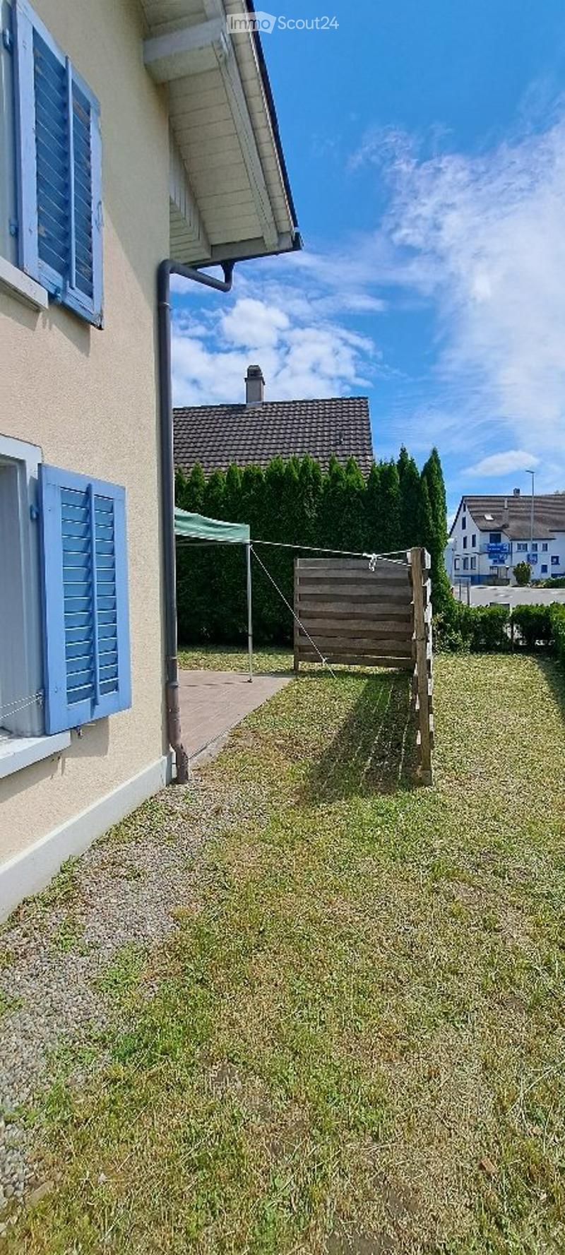 Casa angolare soleggiata con area di seduta coperta e prato (12)