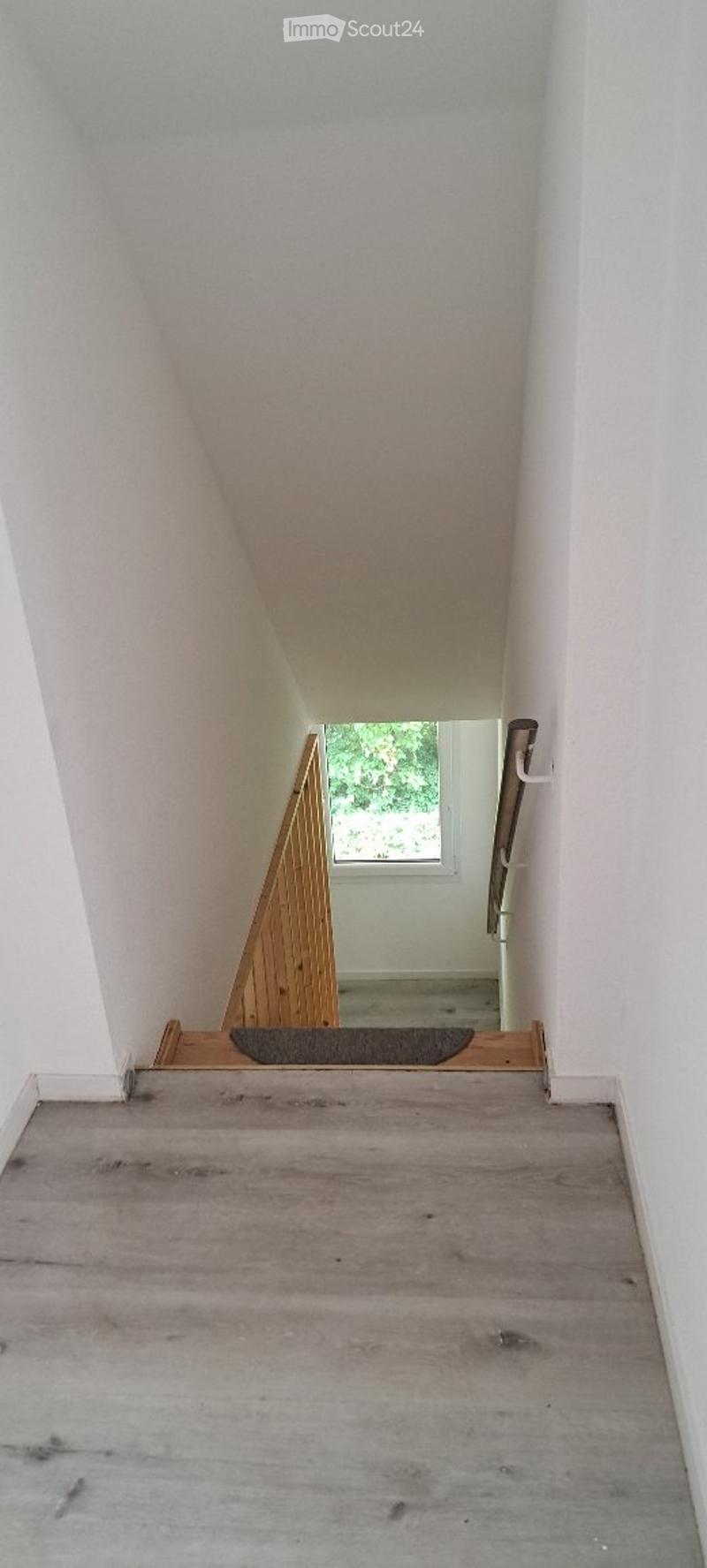 Casa angolare soleggiata con area di seduta coperta e prato (9)