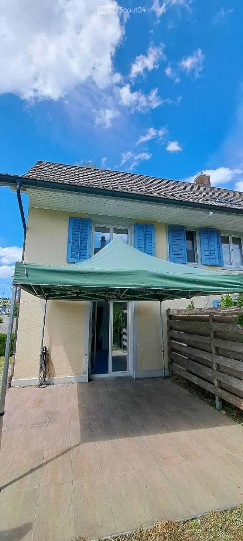 Casa angolare soleggiata con area di seduta coperta e prato (5)