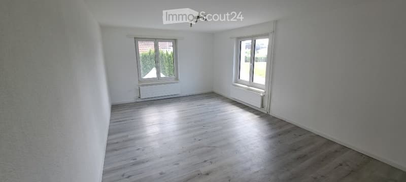 Casa angolare soleggiata con area di seduta coperta e prato (6)