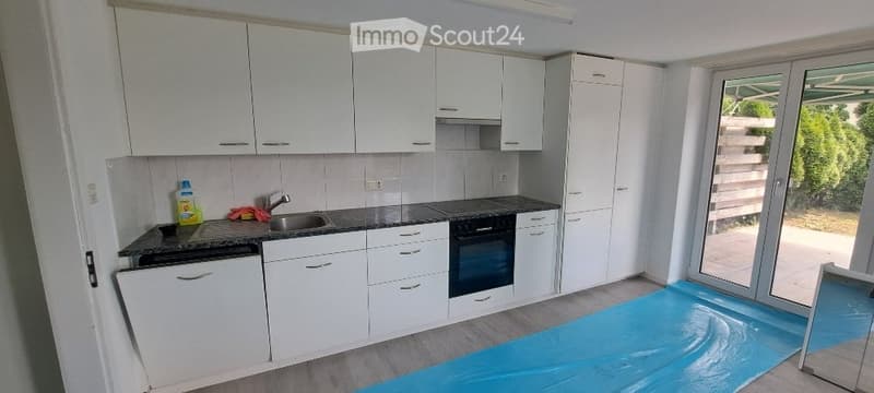 Casa angolare soleggiata con area di seduta coperta e prato (3)