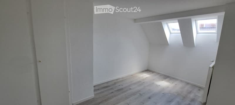 Casa angolare soleggiata con area di seduta coperta e prato (8)