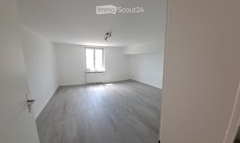 Casa angolare soleggiata con area di seduta coperta e prato (7)