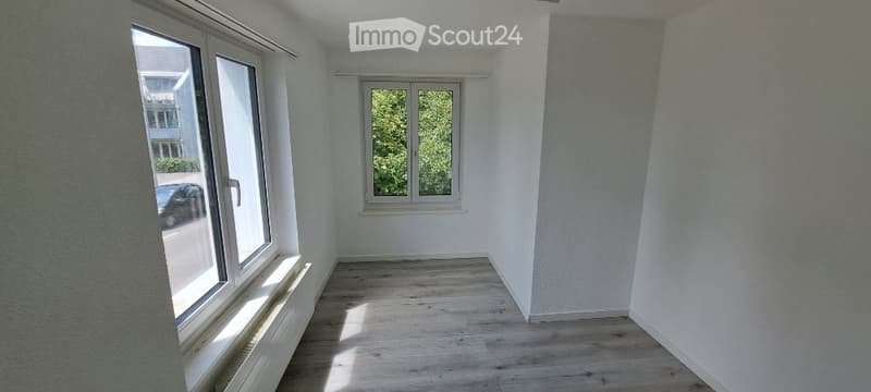Casa angolare soleggiata con area di seduta coperta e prato (13)