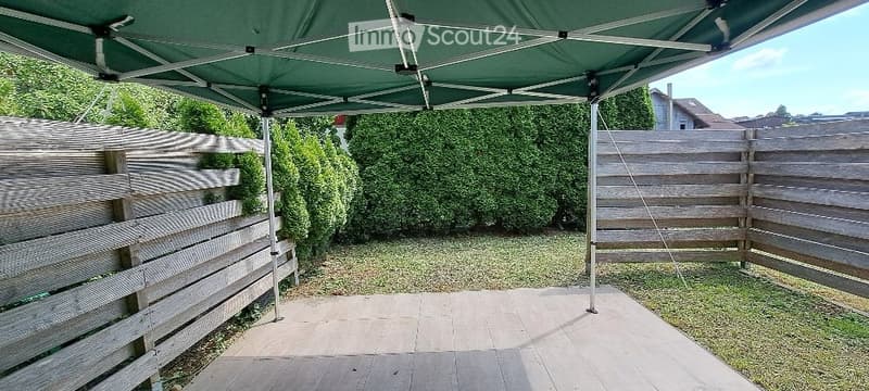 Casa angolare soleggiata con area di seduta coperta e prato (2)