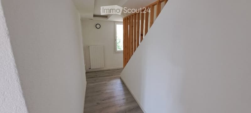 Casa angolare soleggiata con area di seduta coperta e prato (10)