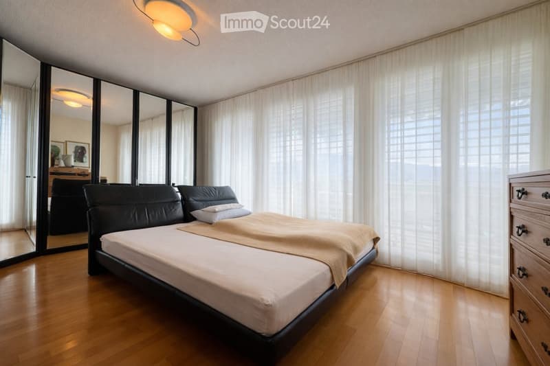 Penthouse with 4.5 rooms, terrace and condominium pool (3)