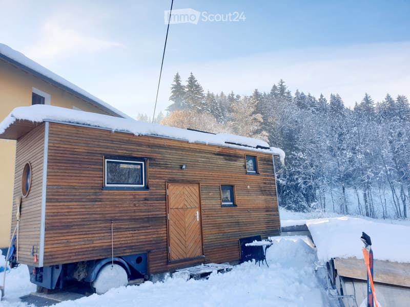 Casa minuscola su ruote, caravan, vagone da circo, in affitto o vendita (1)