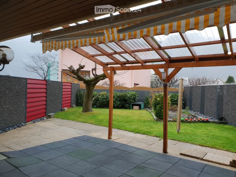Villa in quartiere residenziale con giardino e garage (2)
