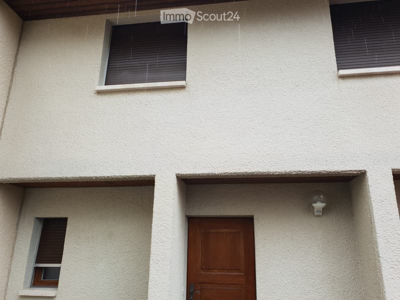 Villa in quartiere residenziale con giardino e garage (4)