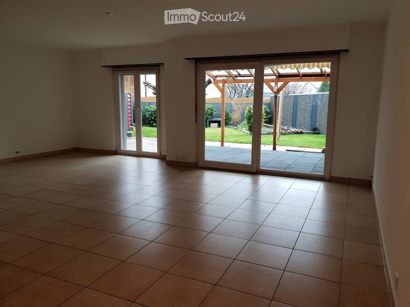 Villa in quartiere residenziale con giardino e garage (1)